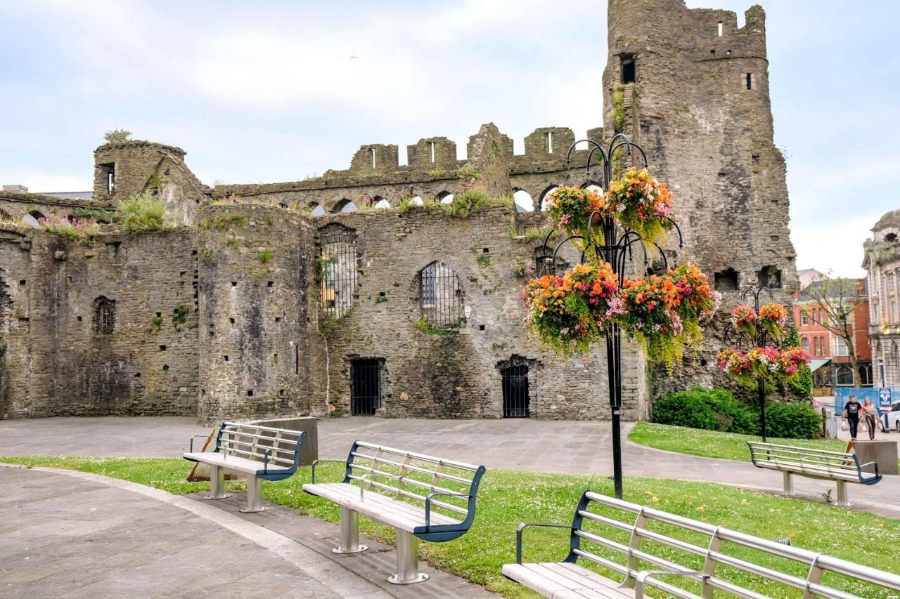 Cwtsh Hostel Swansea Exterior foto Trim Castle
