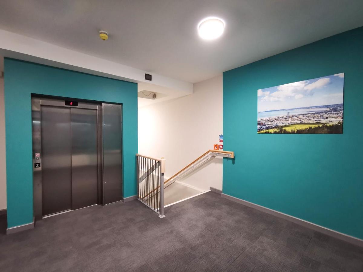 Cwtsh Hostel Swansea Exterior foto The lift at the entrance of the station