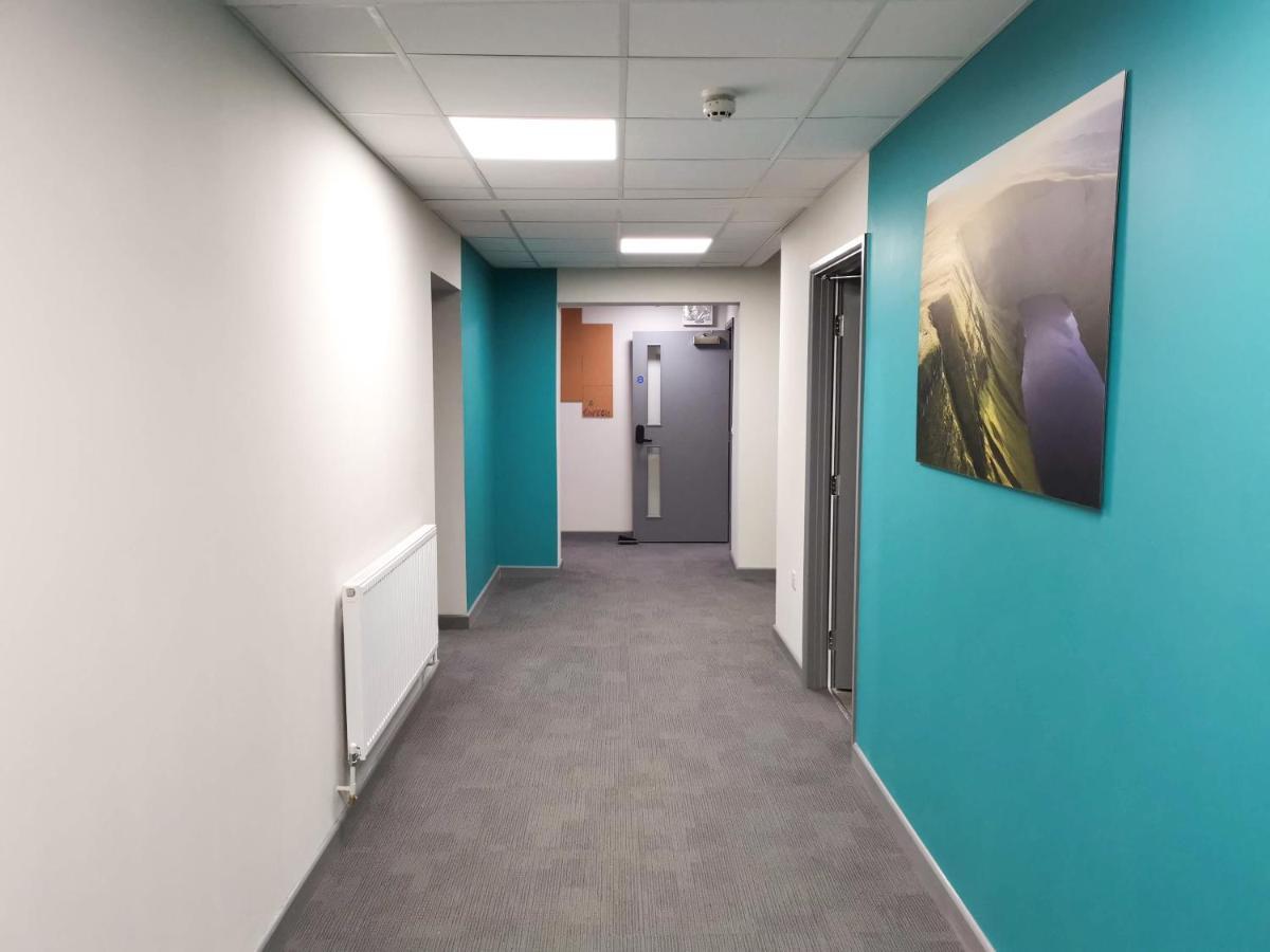 Cwtsh Hostel Swansea Exterior foto A corridor at the University of Roehampton