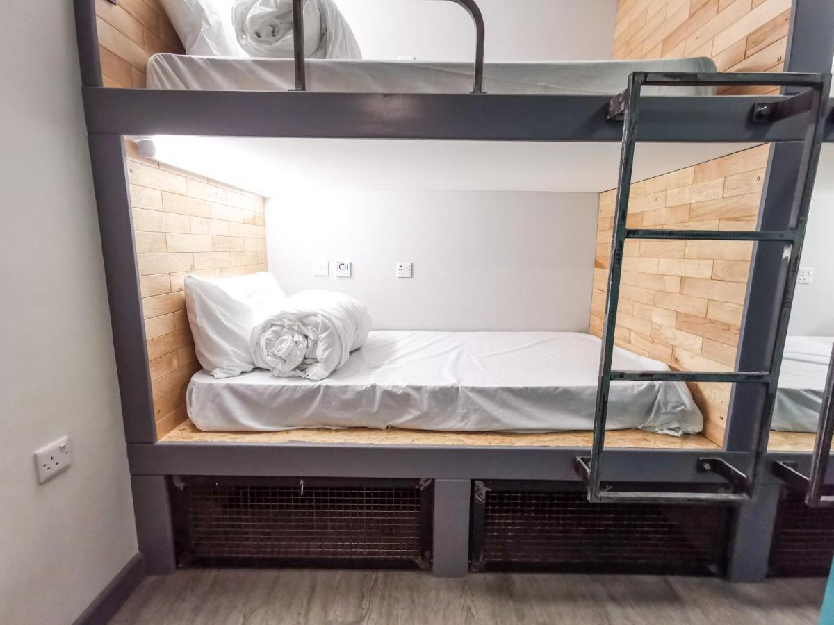 Cwtsh Hostel Swansea Exterior foto A bunk bed in a hostel