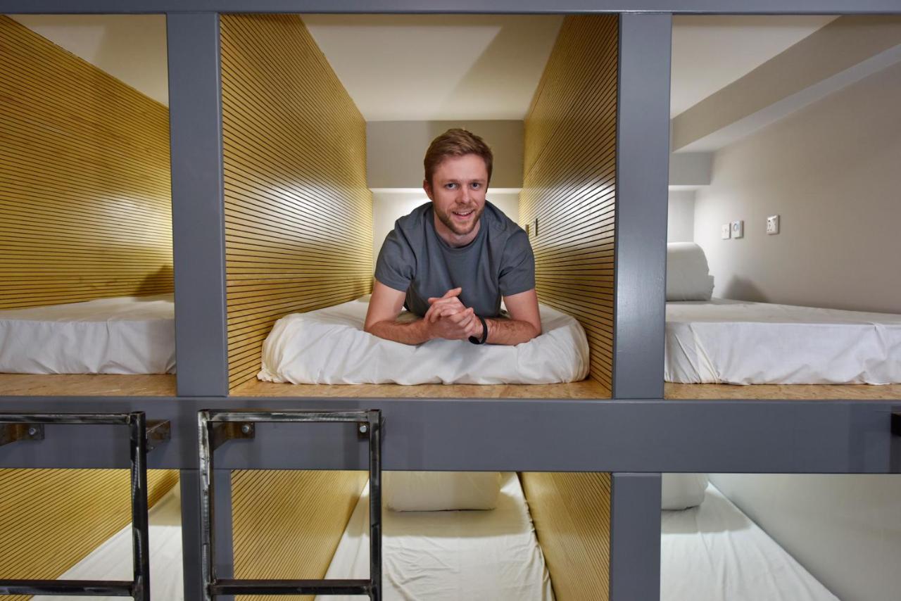 Cwtsh Hostel Swansea Exterior foto A guest in a capsule at the hotel