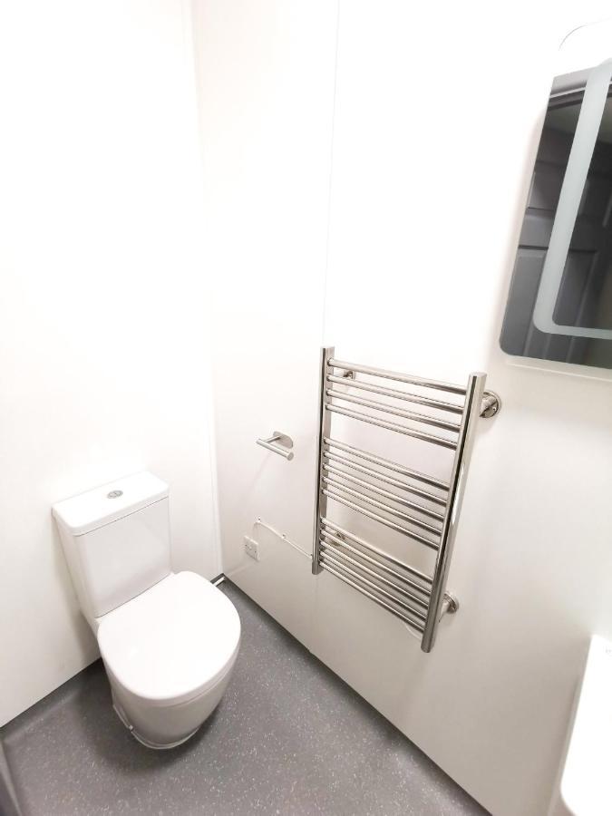 Cwtsh Hostel Swansea Exterior foto A heated towel rail
