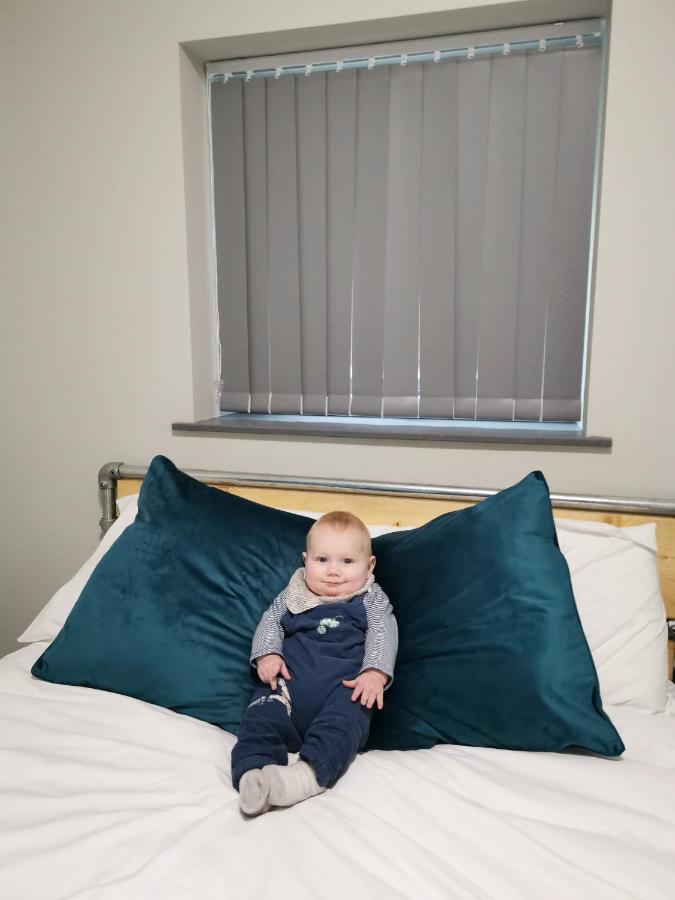 Cwtsh Hostel Swansea Exterior foto A baby on a bed