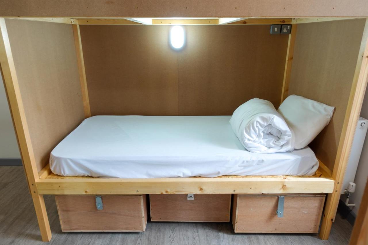 Cwtsh Hostel Swansea Exterior foto A bunk bed with storage boxes